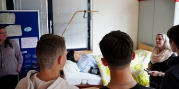 Schüler lernen die Pflegepuppe Nursing Anne kennen