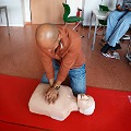Herzdruckmassage Schüler übt die Herzdruckmassage an einer Puppe