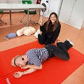 Stabile Seitenlage Schüler üben die stabile Seitenlage