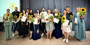 Abschlussfeier der Altenpflegehilfe Schüler stellen sich zum Gruppenfoto auf.