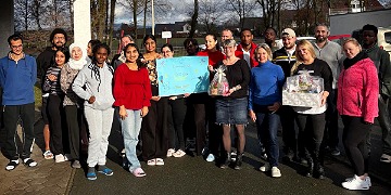 Schüler übergeben ihre Spende an die Vertreterin des Kinder- und Jugendhospizes in Bamberg