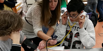 Eine Schülerin der Altenpflegeschule erklärt das Blutdruckmessen Eine Schülerin der Altenpflegeschule erklärt zwei Schülern der St.-Georgen-Schule das Blutdruckmessen